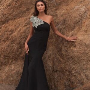 Mac DuggalSeamed Crepe One-Shoulder Gown Black w/Silver flower Sz  6, 16 NWT